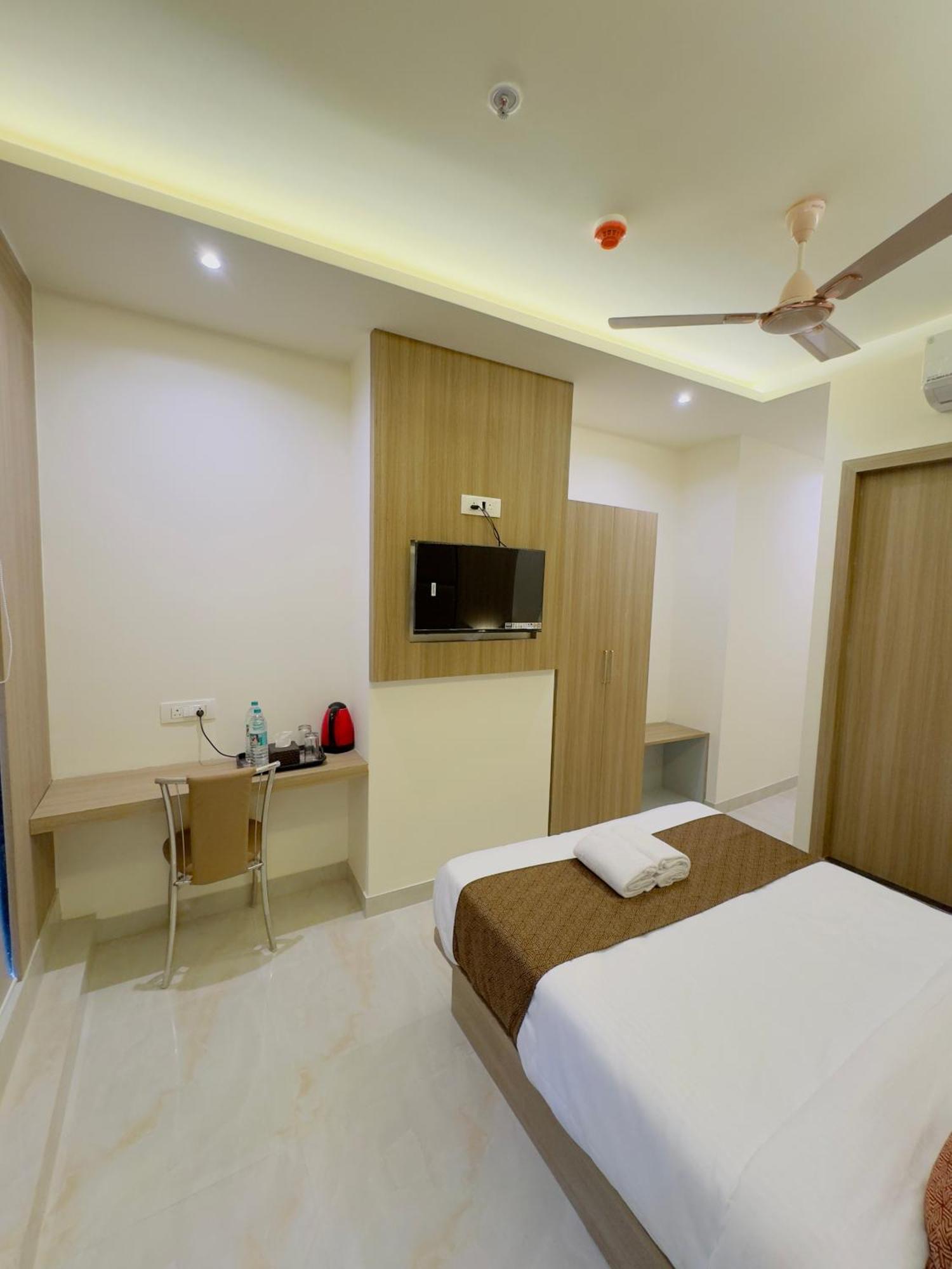 Hotel Bellamont Мумбаи Экстерьер фото