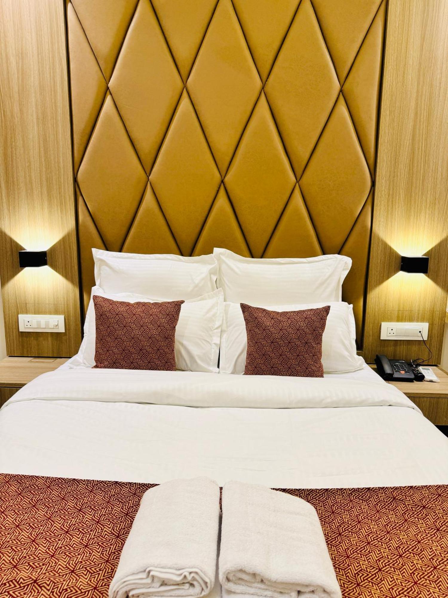 Hotel Bellamont Мумбаи Экстерьер фото