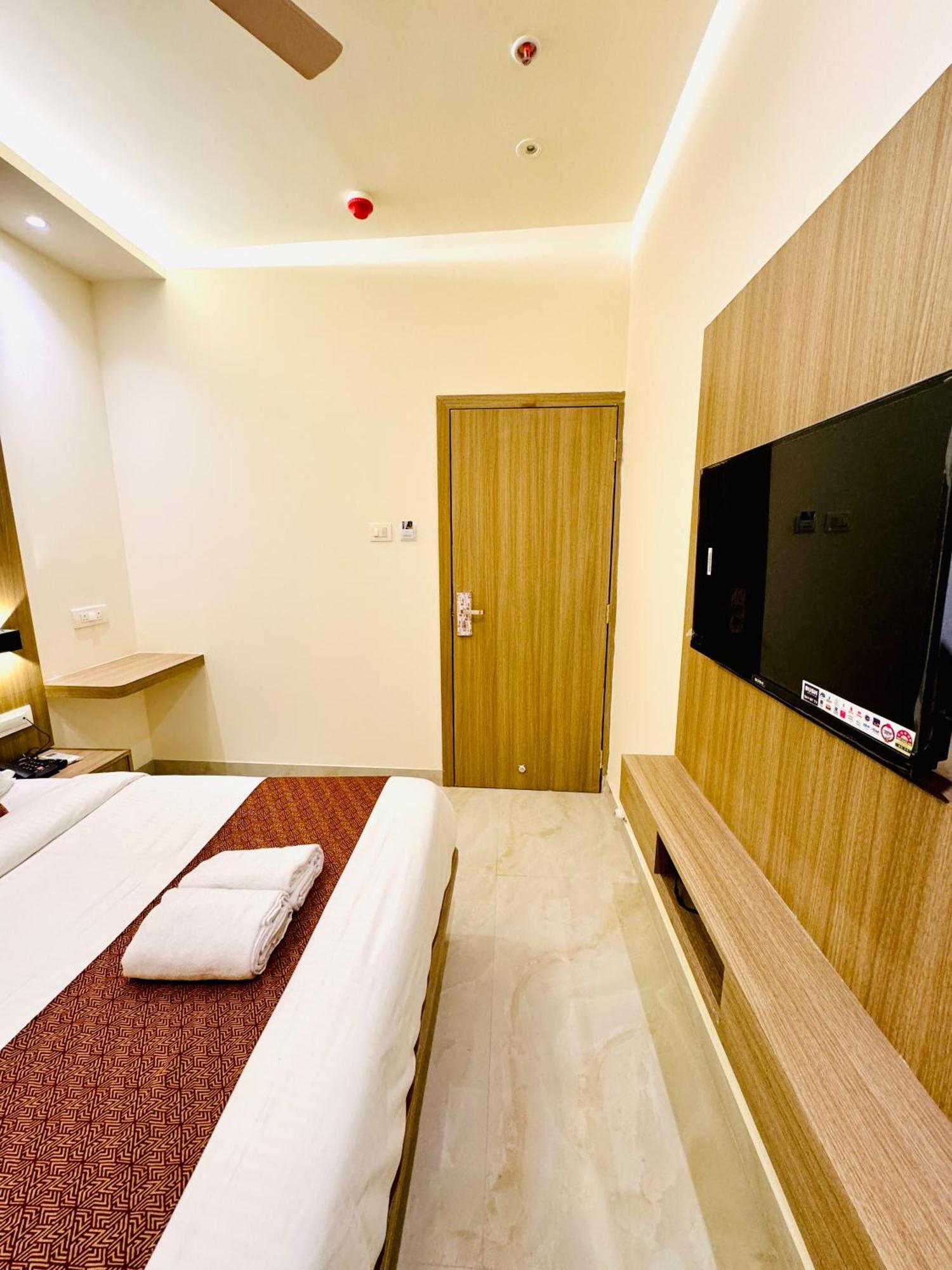 Hotel Bellamont Мумбаи Экстерьер фото