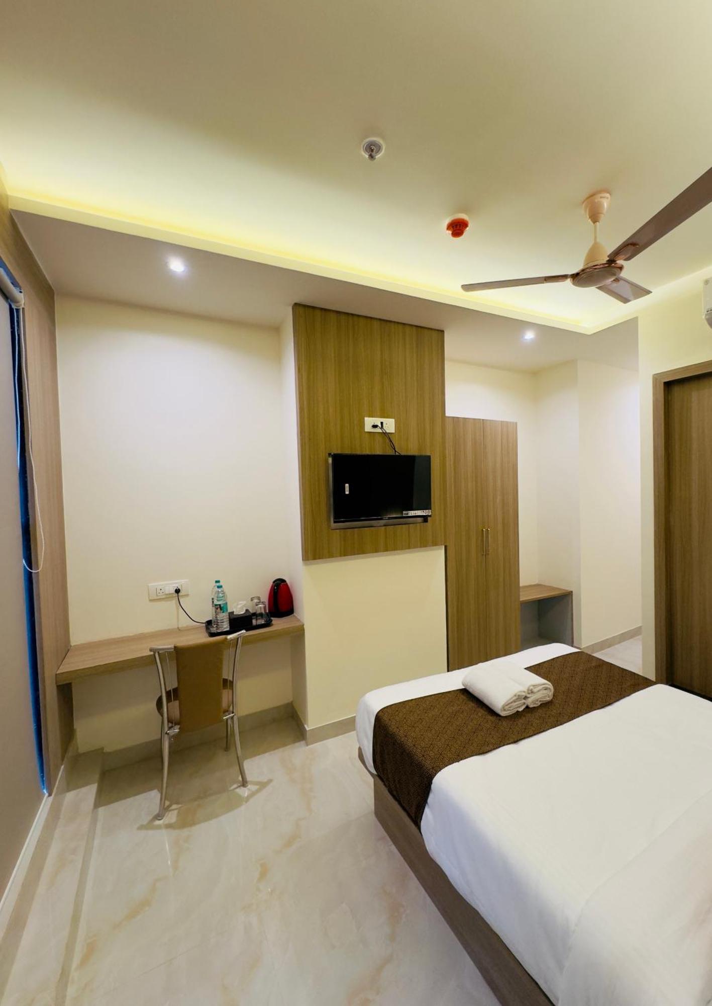 Hotel Bellamont Мумбаи Экстерьер фото