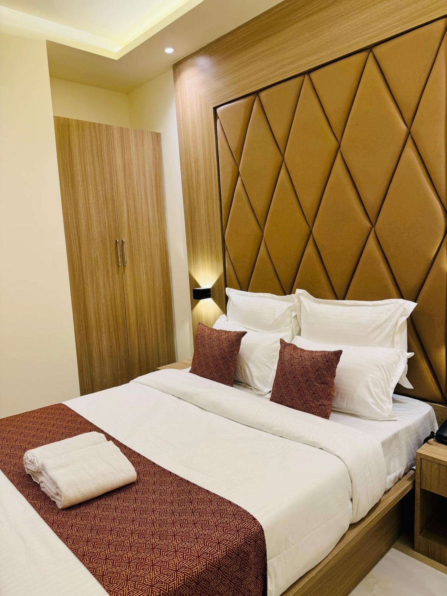 Hotel Bellamont Мумбаи Экстерьер фото
