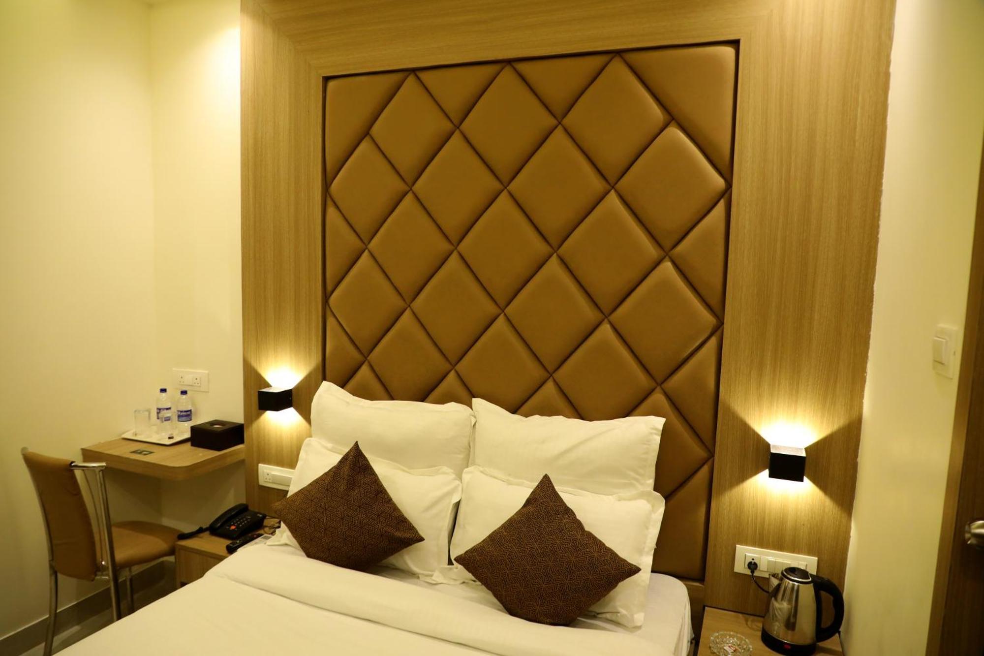 Hotel Bellamont Мумбаи Экстерьер фото